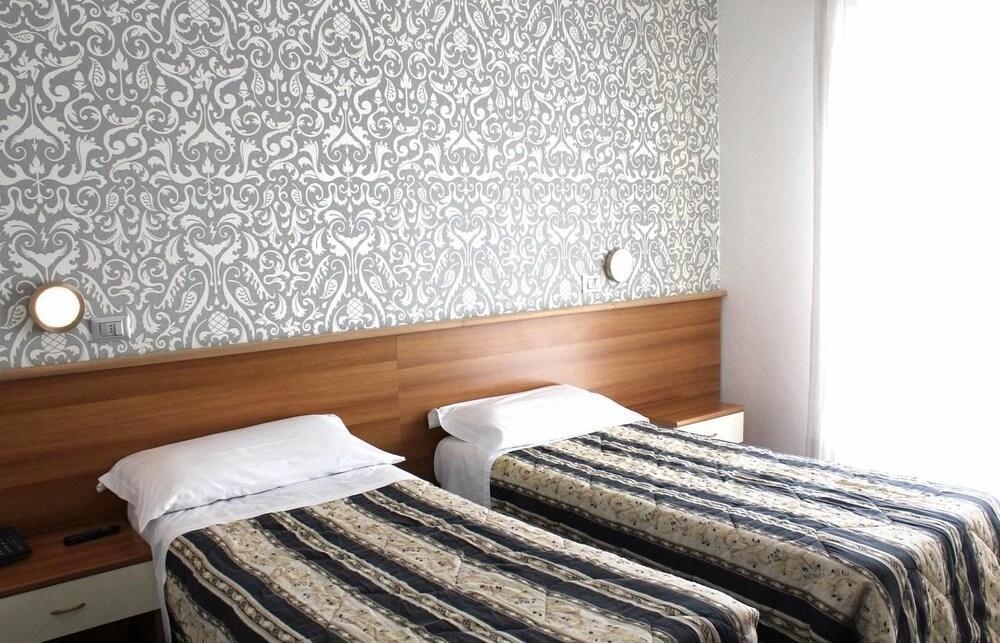 Hotel Marina Челе Лигуре Екстериор снимка